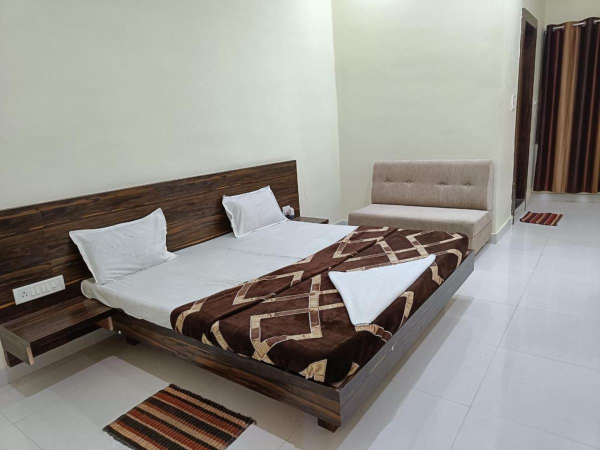 Hotel Parag Palace Jabalpur Exteriör bild